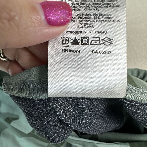 Mountain Hardwear Shorts Womens Large Green Camo DYNAMA 2 Shorts Stretch Pull On - Picture 9 of 10